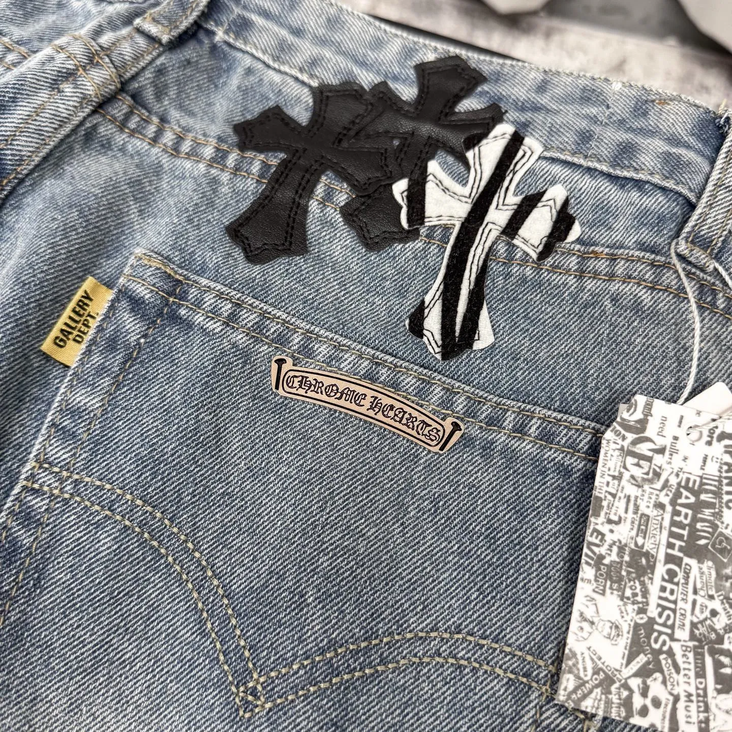 P280 CH Chromehearts zebra black and white cross patch patchwork jeans, priced at 34W level, patchwork cross pattern embellishment, washed jeans! ! An absolutely high-end luxury product, a 1.9W-level god-level single product, a super popular product, made by top heavy industry, a magic weapon that cannot be missed! [About Zangyin] This is an extremely luxurious fashion brand that can also be called the aristocracy of the high street. It has always been an exclusive brand for some hipsters or rich second generations. Compared with ordinary high streets, it is more luxurious and noble. Compared with luxury brands, it is more fashionable and individual. It has always been a brand that I have a special liking for. [Top heavy industry fashion design] Consistently high-street luxury style. Speaking of this style, the Zangyin family and GU family are definitely the leading representative brands. Especially the Zangyin family has really achieved a state-of-the-art effect in creating high-street style. The unique washed material is used to create this style. The color system is already quite eye-catching. After it is decorated with patchwork cross flowers, it cleverly highlights the charm of the brand. Secondly, this style uses classic The high-waist cutting design highlights the long legs and fashionable temperament of the upper body. The brand is highly recognizable and the slim fit configuration is more suitable for daily wear. It is a product that interprets personality, fashion, and specifications at a glance. This single product is enough to make any fan excited. It can be a white T-shirt for a youthful college style, or a tight suspender for a royal style. It has strong matching ability and can be easily controlled by men.  [Materials and craftsmanship] Needless to say, this point goes without saying. As an excellent craftsman brand, Zangyin’s requirements for details and craftsmanship are really perfect. The washed color of this model has gone through so many processes, not to mention the embellishment of denim appliques. It is also purely hand-made and sewn. Just like what they believe in, only hand-made things have soul and have the meaning of wear. A top-notch heavy-duty fashionable denim item, I look forward to your perfect interpretation! !  Color: blue Size: 28-36